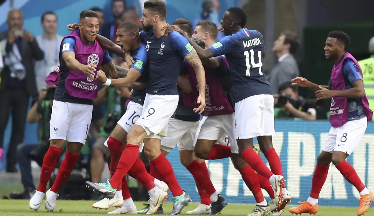 Prancis menjadi salah satu tuan rumah yang berhasil  menang lewat adu penalti setelah mengalahkan Italia pada perempat final Piala Dunia 1998 dengan skor 4-3. (AP/Thanassis Stavrakis)