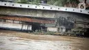 Tumpukan sampah tersangkut pada jembatan saat banjir akibat luapan Sungai Ciliwung, Jakarta, Senin (10/10/2022). Hingga pukul 09.00 WIB hari ini, Badan Penanggulangan Bencana Daerah (BPBD) DKI Jakarta mencatat sebanyak 68 RT di Jakarta terendam banjir akibat luapan Sungai Ciliwung. (Liputan6.com/Faizal Fanani)
