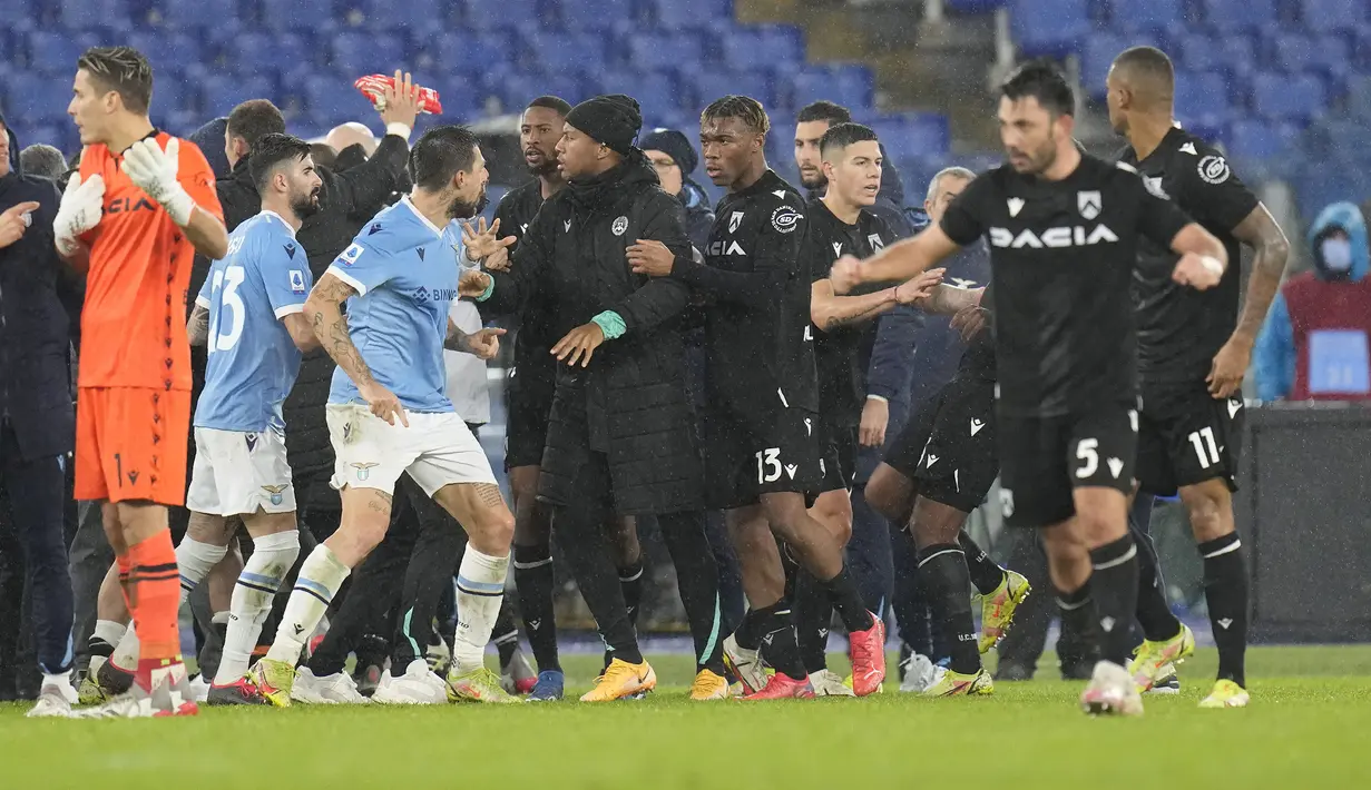 Laga pekan ke-15 Liga Italia yang mempertemukan Lazio dan Udinese (2/12/2021) berlangsung ketat dengan skor akhir 4-4. Laga yang berlangsung hingga 10 menit di masa injury time babak kedua juga diwarnai dengan 3 kartu merah, 1 untuk Lazio dan 2 untuk Udinese. (AP/Gregorio Borgia)