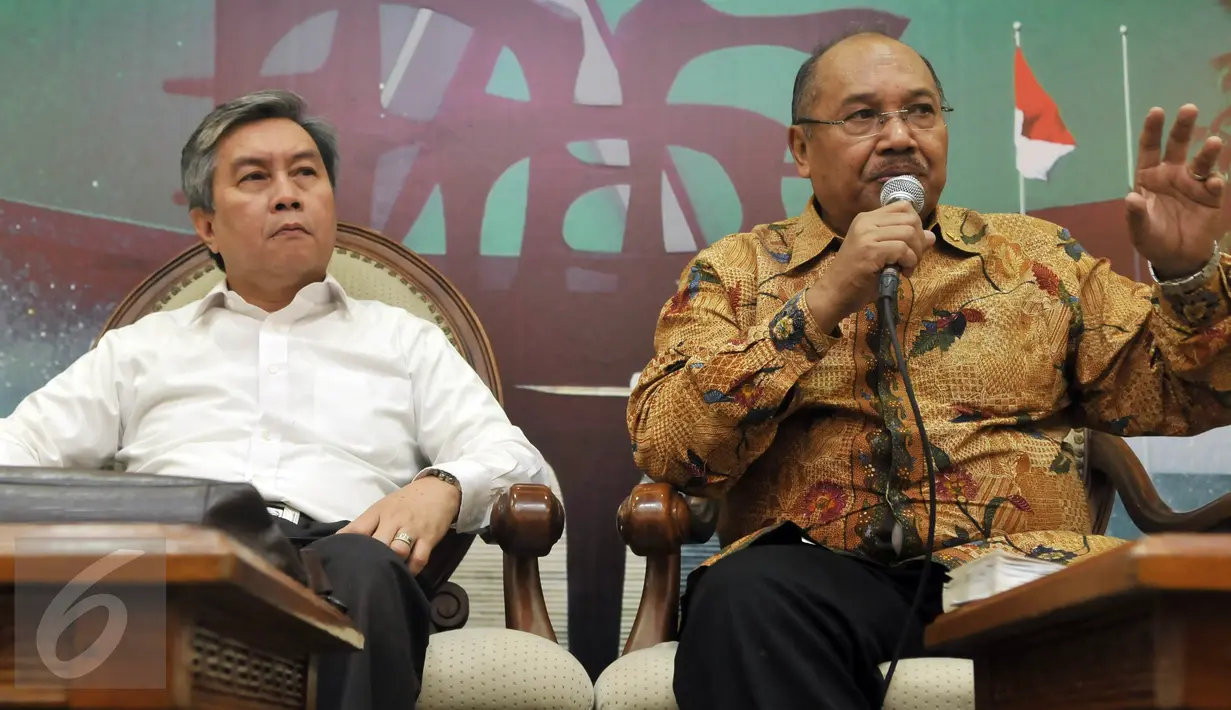 (Ki-ka) Ketua Umum Kadin Eddy Ganefo dan Wakil Ketua Komisi VI DPR Azam Azman Natawijana ketika memberikan paparan dalam diskusi Forum Legislasi di Media Centre DPR, Senayan, Jakarta, Kamis (7/4). Diskusi itu membahas RUU BUMN. (Liputan6.com/Johan Tallo)