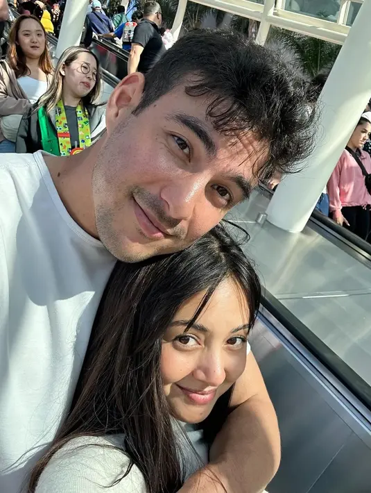 Tyler mengenakan kaus putih polos, sedangkan Aurelie tampil cantik walaupun bare face dengan turtleneck berwarna putih gading. [Foto: Instagram/aurelie]