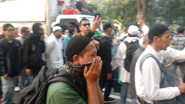 Demonstran Bubar