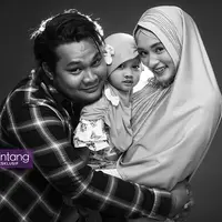 Selain untuk anak, Virgoun juga mengungkapkan isi hati untuk sang istri melalui lagu Bukti. (Foto: Bambang E Ros, MUA: @rezyandriati, DI: Muhammad Iqbal Nurfajri/Bintang.com)