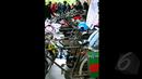 Sejumlah sepeda ontel terparkir di depan Komisi Pemberantasan Korupsi (KPK), Jakarta, Senin (16/02/15). Para pelajar mengayuh sepeda ontel selama 13 hari dari  Jember menuju Jakarta untuk mendukung KPK. (Liputan6.com/Faisal R Syam)