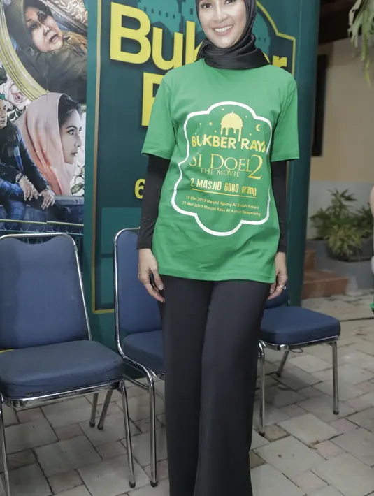 Tampil dengan kaos hijau, jilbab hitam, serta celana hitam, Maudy nampak anggun dan cantik. (Kapanlagi.com/Muhammad Akrom Sukarya)