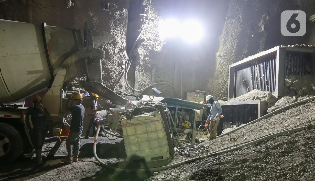 Aktivitas pekerja menyelesaikan proyek Kereta Cepat Indonesia China, Purwakarta, Selasa (21/6/2022). Sebanyak 13 terowongan atau tunnel yang berada di proyek Kereta Cepat Jakarta-Bandung (KCJB) berhasil ditembus. Tunnel yang terakhir ditembus adalah tunnel 2 di Jatiluhur, Purwakarta. (Liputan6.com/Herman Zakharia)