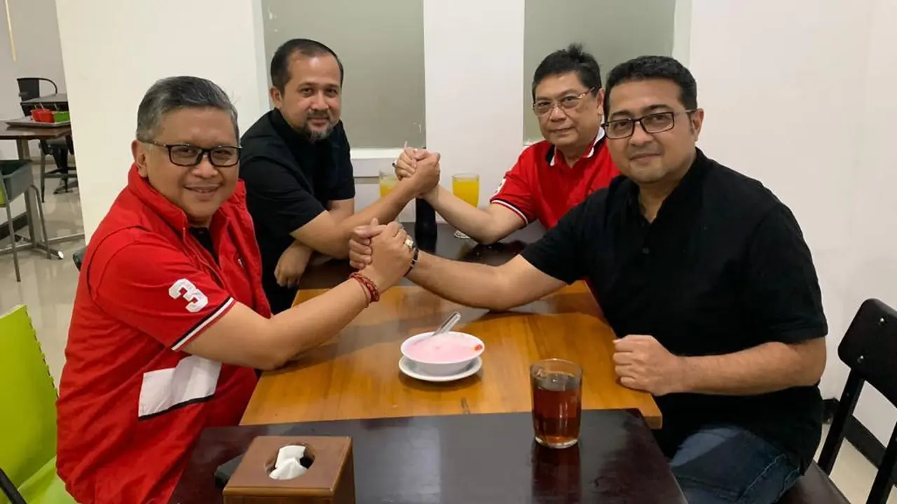 Sekjen Partai Demokrat Teuku Riefky Harsya melakukan pertemuan dengan Sekjen PDI Perjuangan Hasto Kristiyanto pada Minggu (11/6/2023) malam.