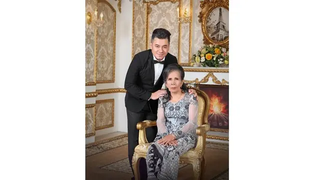 Momen saat pemotretan pria asal Padang ini bersama sang ibu.