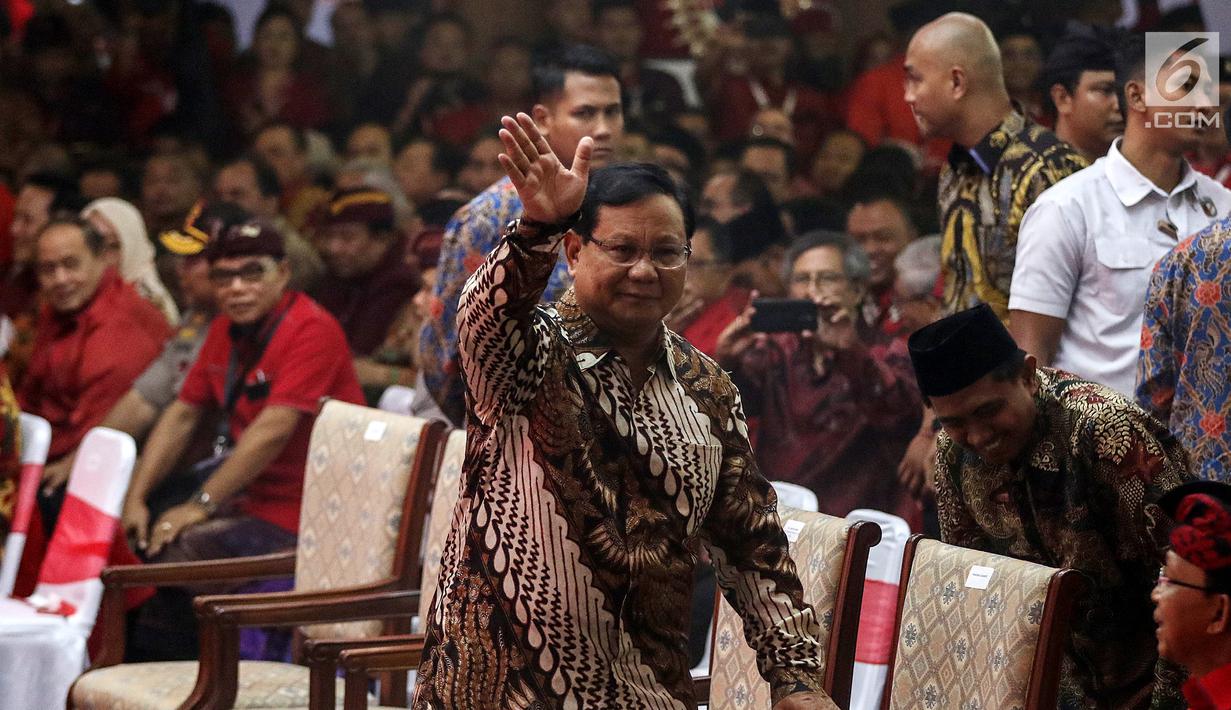 Ketua Umum Partai Gerindra Prabowo Subianto melambaikan tangan saat menghadiri Kongres V PDIP di Bali, Kamis (8/8/2019). Prabowo duduk berdampingan dengan Presiden Joko Widodo, Wapres Jusuf Kalla, Ketum PDIP Megawati Soekarnoputri, dan wakil presiden terpilih Ma'ruf Amin. (Liputan6.com/JohanTallo)