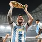 Kapten dan penyerang Argentina Lionel Messi mengangkat Trofi Piala Dunia 2022 usai mengalahkan Prancis lewat adu penalti pada babak final di Stadion Lusail, Qatar, Minggu (18/12). La Pulga sudah merebut semua gelar bergengsi yang ada di dunia sepak bola. (Instagram/leomessi)