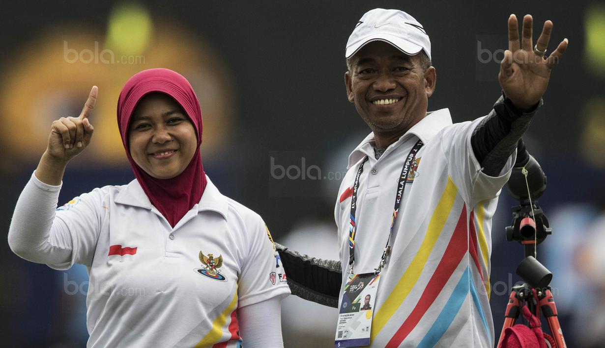 Pepanah putri Indonesia, Sri Ranti, merayakan kemenangan pada SEA Games cabang panahan nomor compound di National Sports Council, Kuala Lumpur, Rabu (16/8/2017). Dirinya meraih emas pertama untuk Indonesia. (Bola.com/Vitalis Yogi Trisna)