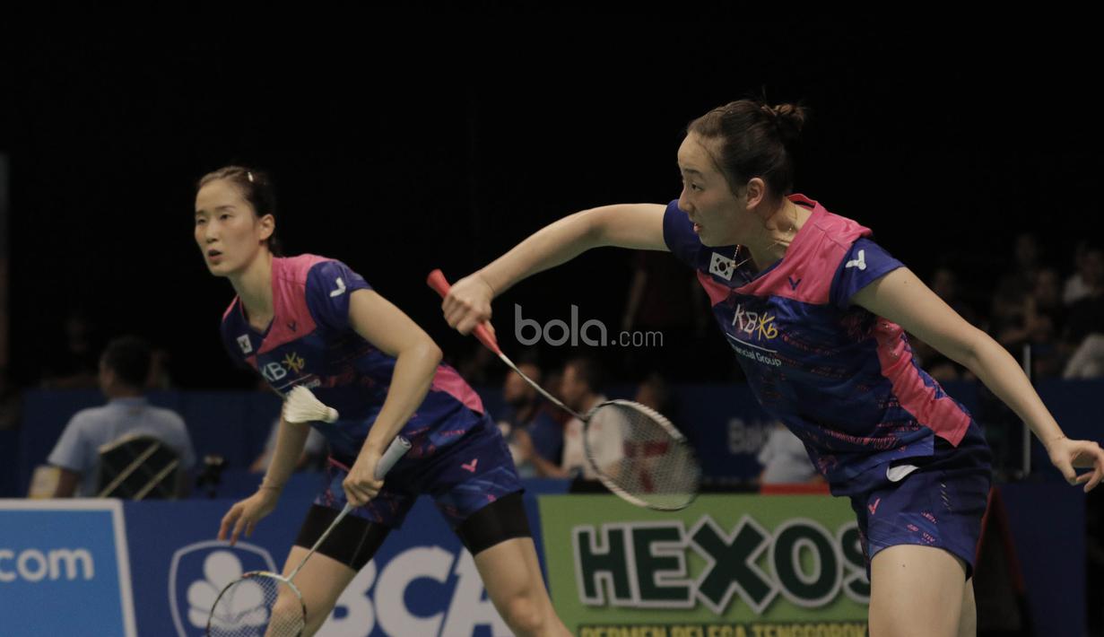 Pasangan Korea, Chang Ye Na/Lee So hee, mengalahkan ganda putri Indonesia, Della Puspita Haris/Rosyita Eka Putri Sari pada laga Indonesia Open 2017 di JCC, Jumat (16/6/2017). Indonesia kalah 21-17, 13-21- 13-21. (Bola.com/M Iqbal Ichsan)