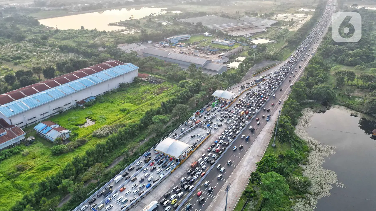 Foto Udara Antrean Kendaraan Pemudik di Gerbang Tol Cikampek