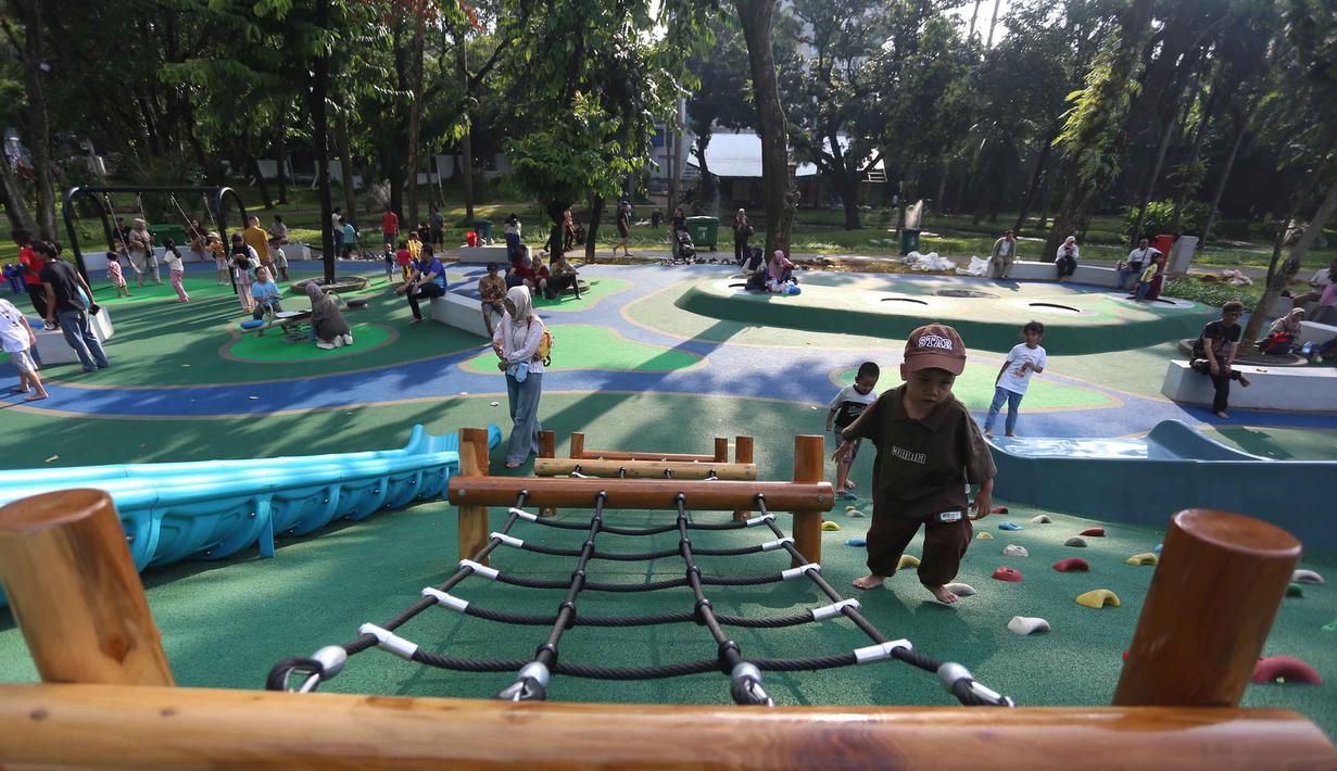 Kehadiran taman terpadu seperti ini diharapkan dapat memperkuat kualitas lingkungan sekaligus meningkatkan kenyamanan hidup warga. Tampak dalam foto, warga menikmati suasana serta fasilitas di Taman Bendera Pusaka, Kebayoran Baru, Jakarta, Rabu (1/4/2026). (merdeka.com/Arie Basuki)
