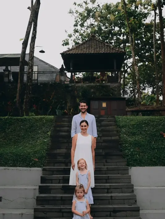 Mereka pun terlihat bahagia, ditambah lagi kehadiran dua putri yang cantik jelita. [Instagram/marissaln]