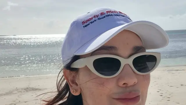 Luna Maya saat Liburan Tahun Baru bersama suami dengan wajah bare face. [@lunamaya]