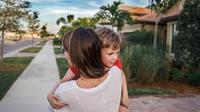 Anak laki-laki dan ibunya (Foto: Unsplash)