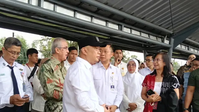 Menteri Perhubungan (Menhub) Dudy Purwagandhi memeriksa kesiapan Stasiun Jatake, Kabupaten Tangerang, Banten, Rabu (28/1/2026). (Liputan6.com/Maulandy)