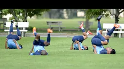 Pesepak bola timnas Indonesia melakukan peregangan saat latihan di lapangan 1, komplek stadion My Dinh, Hanoi, Minggu (23/11). Latihan kali ini diisi dengan peregangan untuk menjaga kebugaran pemain. (ANTARA FOTO/Prasetyo Utomo)