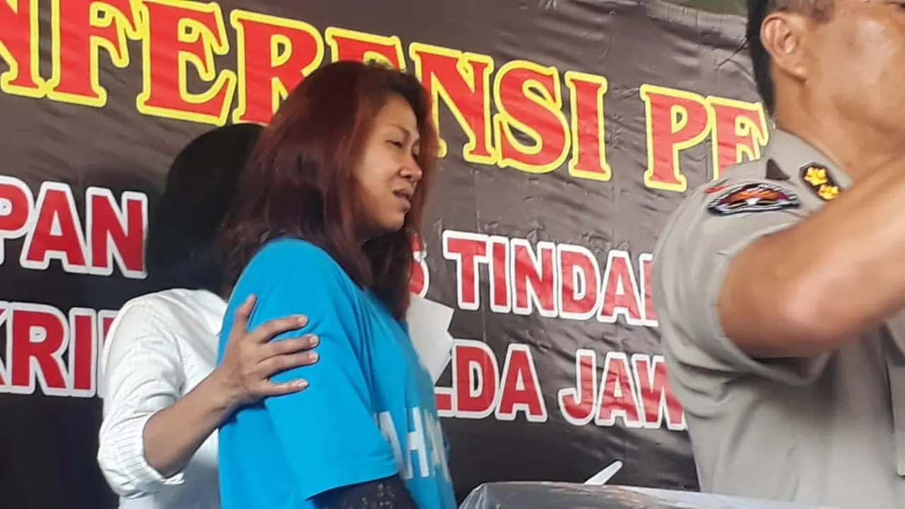 Fanni Aminadia alias Dyah Fitarja atau Kanjeng Ratu, saat hendak dimasukan ke sel tahanan Polda Jateng. Foto : Felek Wahyu/Liputan6.com