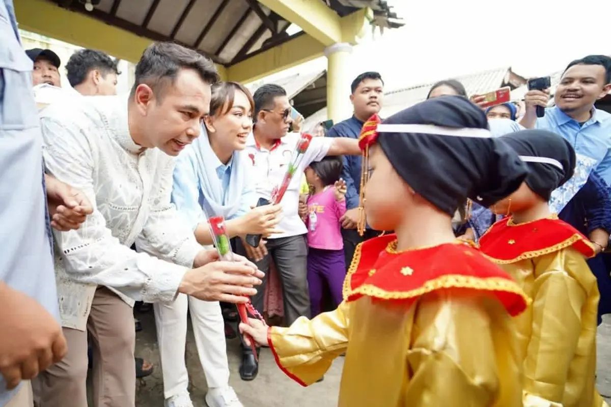 Ketua DPP PAN Zita Anjani bersama aktris Raffi Ahmad mengunjungi PAUD Harapan Bangsa di Batu Ampar, Cililitan, Jakarta Timur.