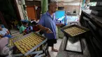 Perajin tengah membuat kue kering Lebaran di Kawasan Kwitang, Senen, Jakarta, Senin (29/6). Meskipun Lebaran masih beberapa pekan kedepan, produksi kue kering di sentra tersebut meningkat dua kali lipat dari hari biasanya. (Liputan6.com/Faizal Fanani)