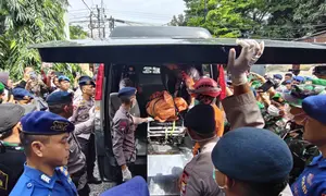 Sejumlah jasad korban kecelakaan pesawat Indonesia Air Transport (IAT) tipe ATR 42-500 yang jatuh di Gunung Bulusaraung. (Liputan6.com/Fauzan)
