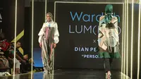 Berikut gaya retro dalam busana modest wear dari Dian Pelangi di panggung JMFW. (Foto: Liputan6.com/ Herman Zakharia)