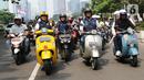 Gubernur DKI Jakarta, Anies Baswedan, menaiki sepeda motor vespa saat melintas di Jalan Jenderal Sudirman, Jakarta Pusat, Minggu (16/10/2022). Sebelumnya, Anies Baswedan bersama Ahmad Riza Patria berpamitan sekaligus mengucapkan terima kasih kepada warga Jakarta di halaman Balai Kota DKI Jakarta. (Liputan6.com/Herman Zakharia)
