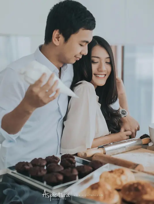 "Persiapan diurus sama keluarga. Kalau gue pribadi nurut sama kata nyokap karena ini anak pertama yang nikah jadi dia lagi excited. Karena nyokap ngurusin, gue sibuk bikin film aja," ujar Dika. (Instagram/aldosinarta)