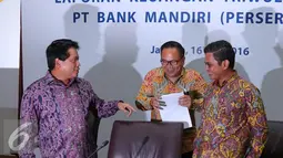 Dirut Bank Mandiri, Kartika Wirjoatmodjo (tengah) bersiap menyampaikan paparan kinerja, Jakarta Senin (16/5). Bank Mandiri memperoleh laba operasional sebesar Rp 9,7 triliun hingga akhir Maret 2016. (Liputan6.com/Angga Yuniar)