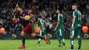 Selebrasi Luis Suarez setelah mencetak gol pertama ke gawang Eibar dalam laga La Liga Spanyol di Stadion Camp Nou, Barcelona, Senin (26/10/2015) dini hari WIB. (Reuters/Albert Gea)
