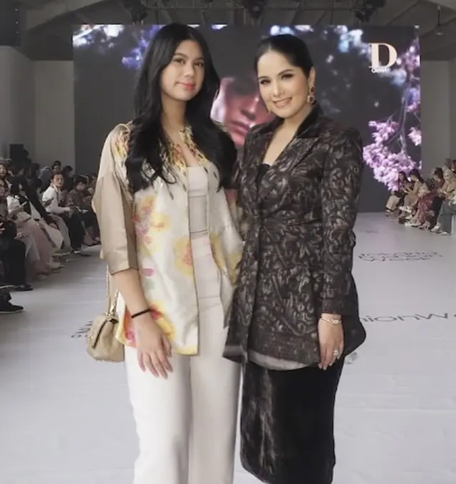 Kali ini, Almira juga menyelaraskan busanananya dengan tas Chanel Matelasse Chain Shoulder Bag bernuansa beige. [Foto: Instagram/ Annisa Yudhoyono]