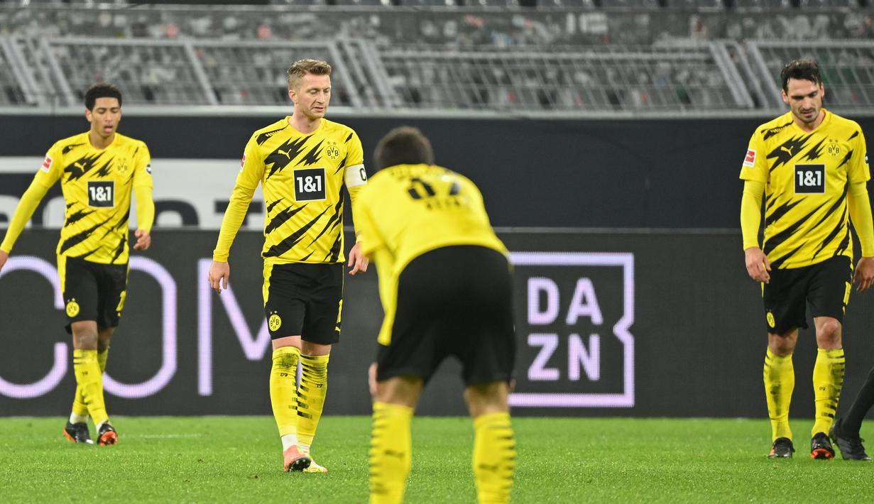 Para pemain Borussia Dortmund tampak lesu usai ditaklukkan Stuttgart pada laga Bundesliga di Stadion Signal Iduna Park, Minggu (13/12/2020). Stuttgart menang dengan skor 5-1. (AFP/Ina Fassbender)