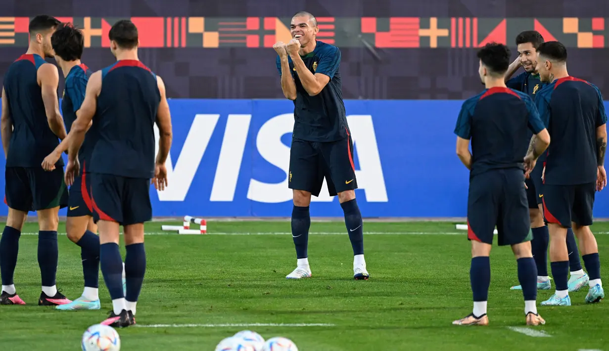 Bek Portugal #03 Pepe (Tengah) dan rekan satu timnya mengikuti sesi latihan jelang menghadapi Maroko pada perempat final Piala Dunia 2022, di tempat latihan Al Shahaniya SC, barat laut Doha, Jumat (9/12/2022). Salah satu dari Maroko atau Portugal akan gugur dan pulang. Yang lolos akan menghadapi Inggris atau juara bertahan Prancis di babak semifinal. (PATRICIA DE MELO MOREIRA / AFP)