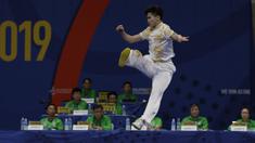 Atlet wushu Indonesia, Edgar Xavier, beraksi pada SEA Games 2019 cabang wushu nomor Taoulu Chanquan di World Trade Center, Manila, Minggu (1/12). Mendapat nilai 9,59, dirinya gagal meraih medali. (Bola.com/M Iqbal Ichsan)