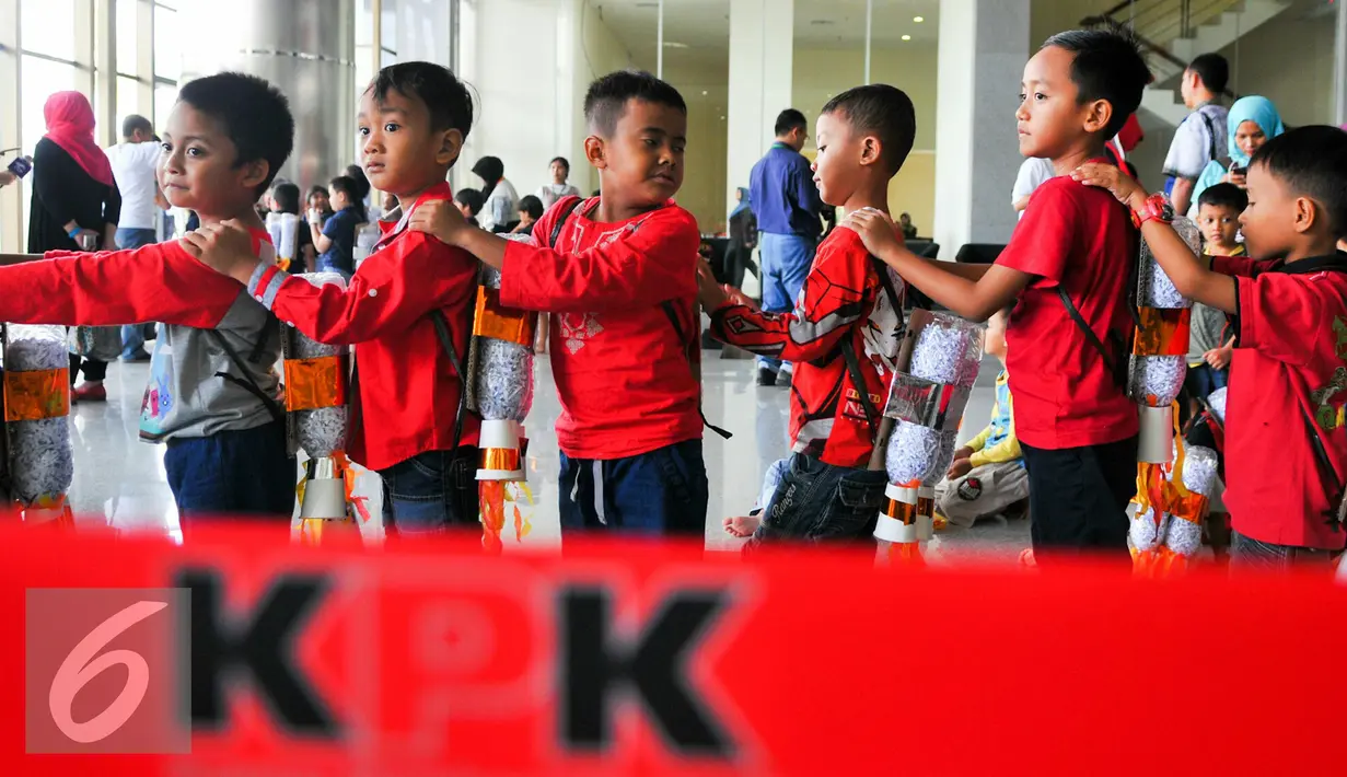 Sejumlah Anak PAUD saat mengikuti Playday di Gedung KPK baru, Kuningan, Jakarta, Kamis (19/5). Komisi Pemberantasan Korupsi (KPK) adakan Playday Anti Korupsi yang diikuti anak-anak PAUD/TK. (Liputan6.com/Yoppy Renato)