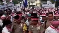 Puluhan ribu umat Islam berkumpul di lapangan Gasibu untuk berdoa bersama dalam rangkaian peringatan hari lahir Nabi Muhammad.