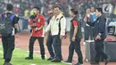 Di lapangan, Presiden Prabowo Subianto didampingi Manager Timnas Indonesia Sumardji dan Ketua Umum PSSI Erick Thohir. (Liputan6.com/Angga Yuniar)