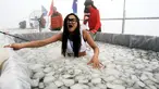 Sebuah acara berendam di kolam es digelar di Zhangjiajie, Tiongkok. Gambar ini diambil pada 25 Januari 2015. (AFP Photo)
