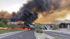 Asap membumbung saat kereta barang tergelincir dan terbakar di jembatan Danau Kota Tempe, Arizona, Amerika Serikat, Rabu (29/7/2020). Tidak ada korban luka dalam kecelakaan yang menurut seorang saksi digambarkan sebagai 'pemandangan neraka' tersebut. (Daniel Coronado via AP)
