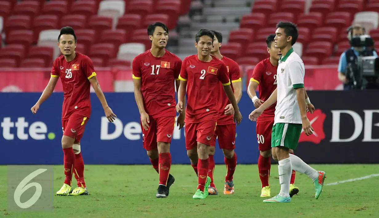 Bek timnas Indonesia U-23, Zalnando terlihat lesu melewati beberapa pemain Vietnam saat laga perebutan tempat ketiga Sepak Bola SEA Games 2015 di National Stadium Singapura, Senin (15/6/2015). Indonesia kalah 0-5. (Liputan6.com/Helmi Fithriansyah) 