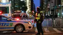Seorang polisi berjaga di luar Trump Tower di 5th Avenue, New York, Kamis (10/11). Seiring munculnya gelombang unjuk rasa anti Trump, markas Presiden terpilih AS itu kini dijaga ketat sejumlah personel Departemen Kepolisian New York. (KENA BETANCUR/AFP)