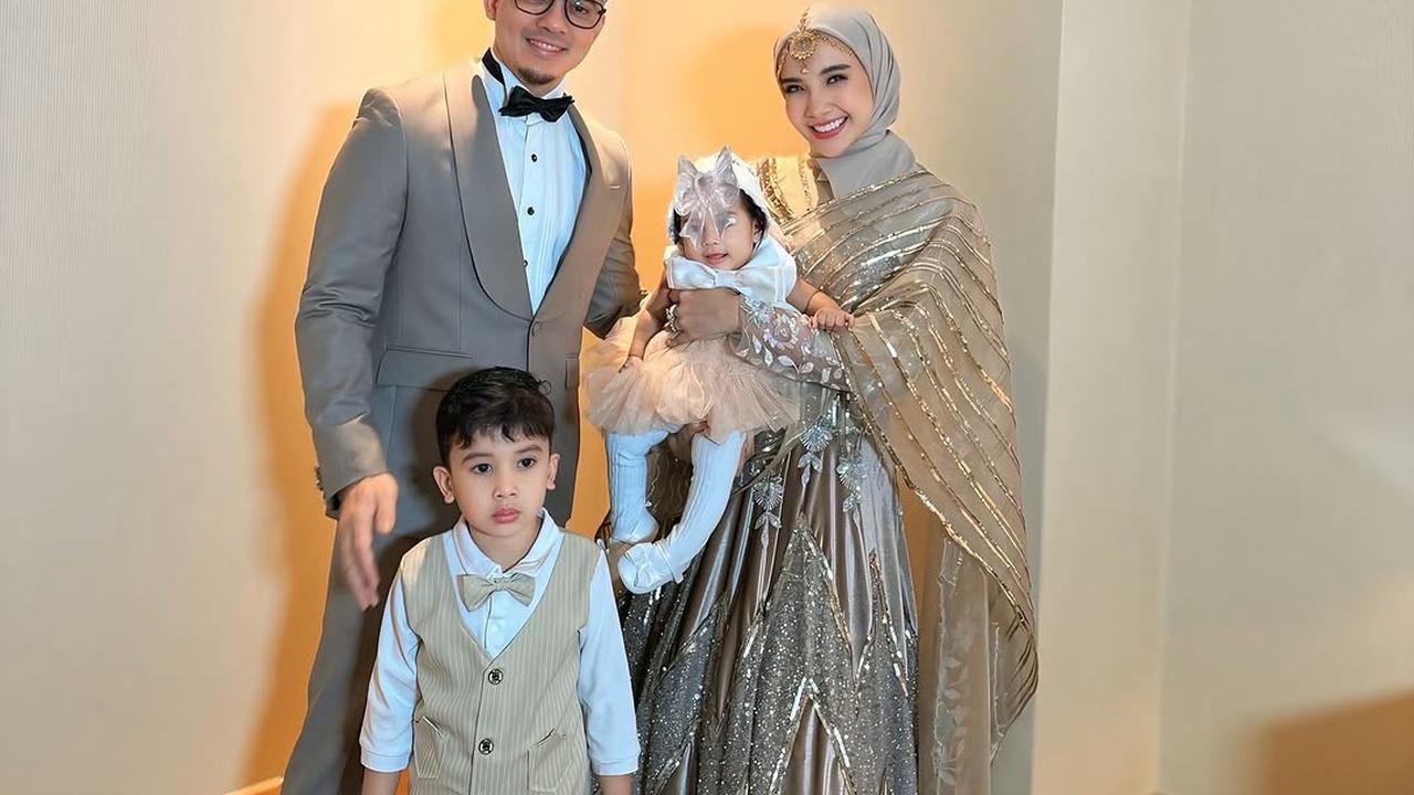 Potret Zaskia Sungkar dan Irwansyah Bawa Ukkasya dan Baby Humaira saat Kondangan