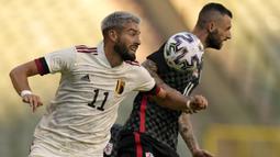 Gelandang Belgia, Yannick Carrasco (kiri) berduel udara dengan gelandang Kroasia, Marcelo Brozovic dalam laga uji coba menjelang berlangsungnya Euro 2020 di King Baudouin Stadium, Brussels, Minggu (6/6/2021). Belgia menang 1-0 atas Kroasia. (AP/Francisco Seco)