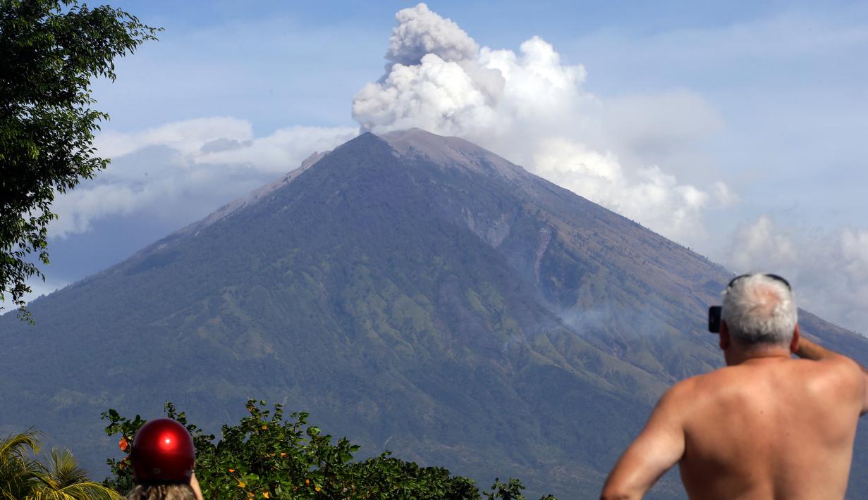 Стриптиз на вулкане на Бали