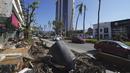 Puing-puing menumpuk pasca Badai Otis, di Acapulco, Meksiko, Minggu, 12 November 2023. (AP Photo/Marco Ugarte)
