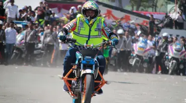 Aksi freestyle motor saat menghibur warga selama kegiatan Millenial Road Safety Festival Gorontalo, Minggu (10/2). Atraksi freestyle tesebut untuk memeriahkan acara Millenial Road Safety Festival . (Liputan6.com/Rahmad Arfandi Ibrahim)