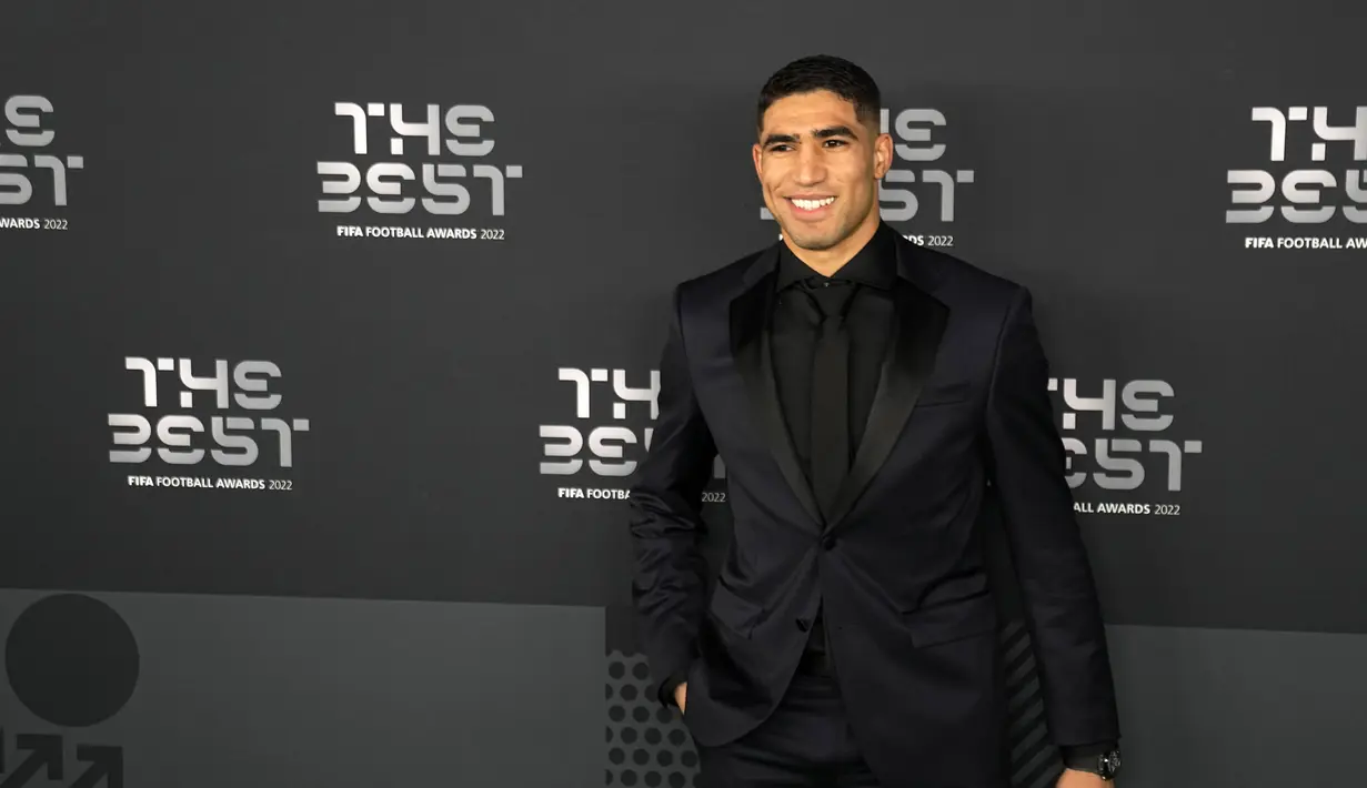 Pemain Maroko Achraf Hakimi berpose di karpet hijau sebelum upacara Penghargaan The Best FIFA Football Awards 2022 di Paris, Prancis, 27 Februari 2023. Menurut laporan media Prancis, Le Parisien seperti dikutip dari AS Sport, Selasa (28/2/2023), pertemuan pertama Hakimi dengan korban diduga terjadi pada 16 Januari 2023. (AP Photo/Michel Euler)