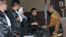 Terdakwa kasus korupsi pengadaan KTP Elektronik (e-KTP), Sugiharto bersalaman dengan tim kuasa hukum usai menjalani sidang vonis di Pengadilan Tipikor Jakarta, Kamis (20/7). (Liputan6.com/Helmi Afandi)